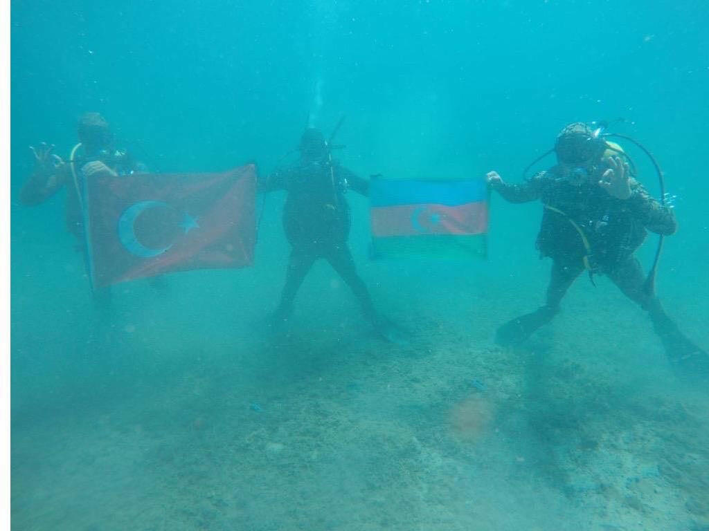 ВС Азербайджана и Турции продолжают учения "Подводное наступление"