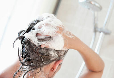 Парикмахеры назвали способ мыть голову реже