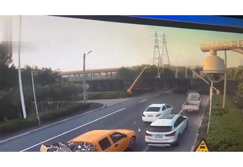 В Китае грузовик столкнулся с поездом