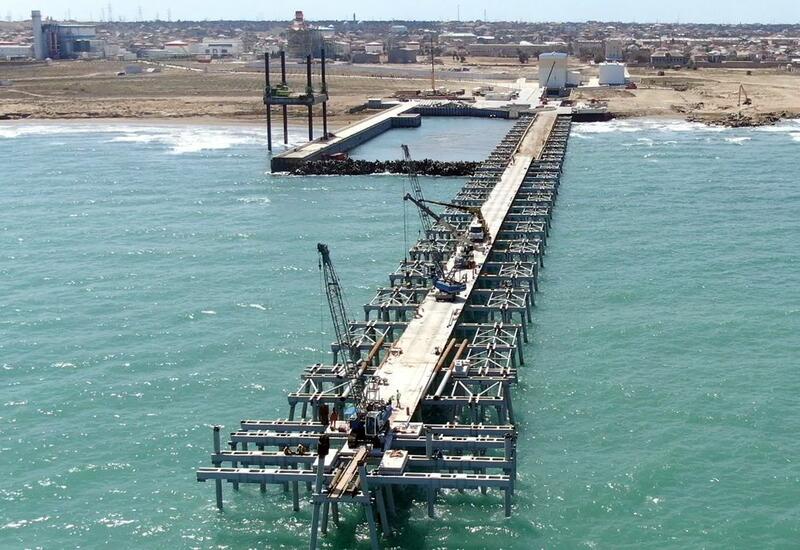 «Азерэнержи» строит большую эстакаду в море