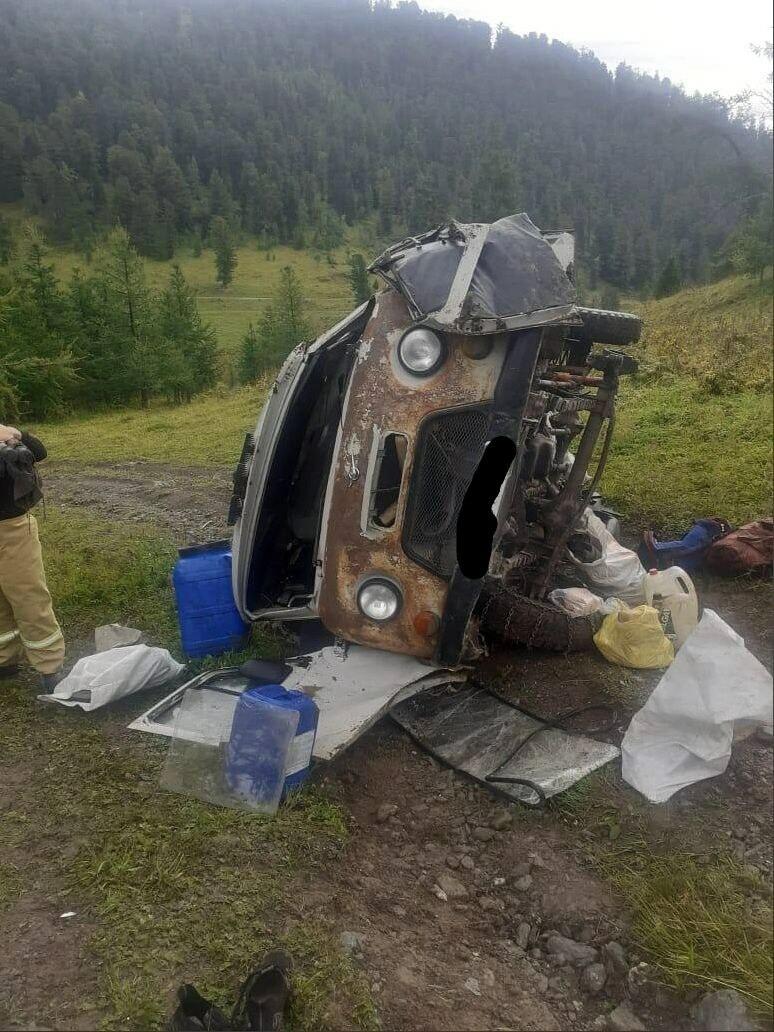 На Алтае УАЗ с людьми съехал с горы и перевернулся - ВИДЕО