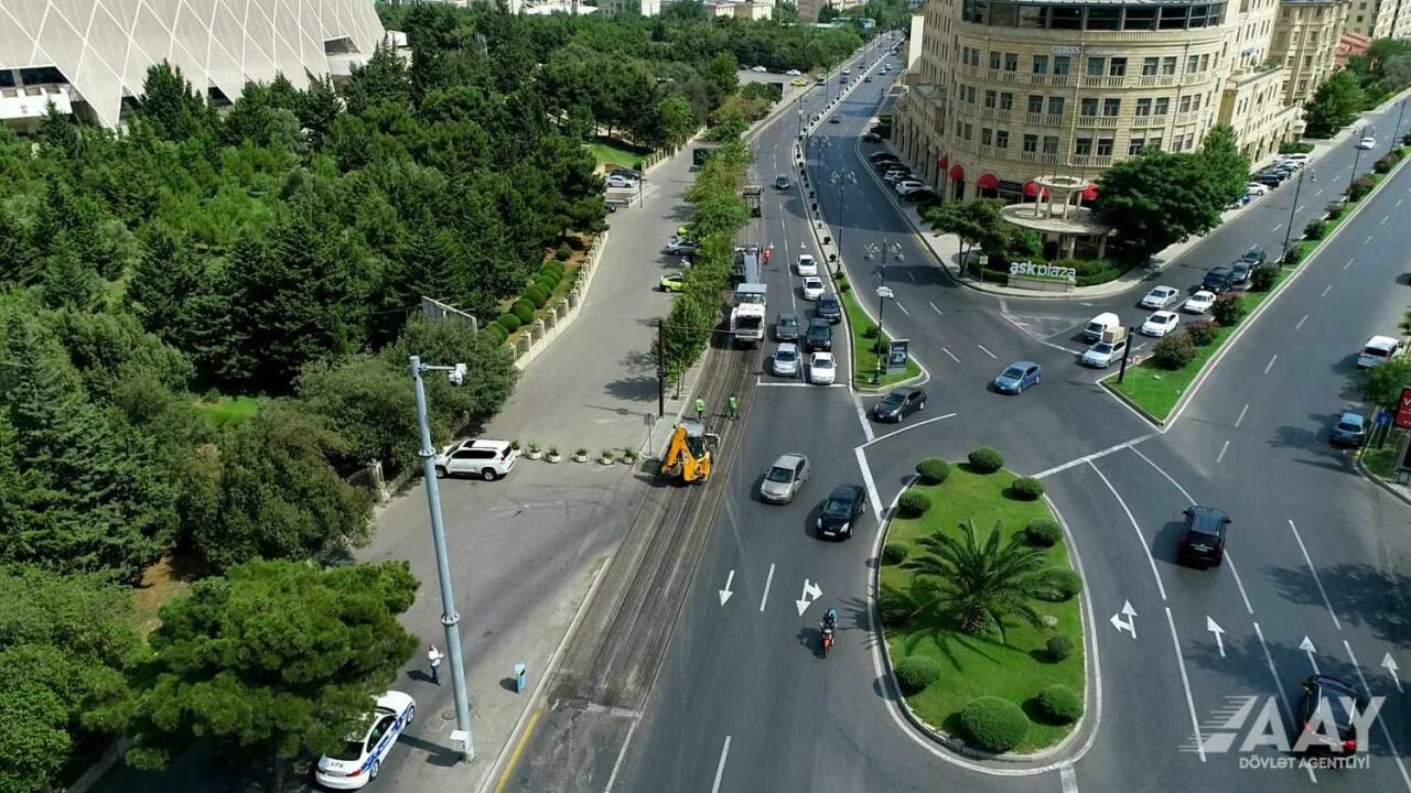 На одном из проспектов Баку идут ремонтные работы