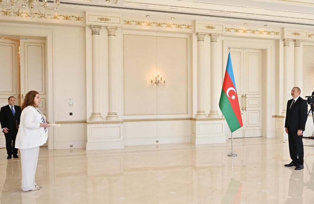 Президент Ильхам Алиев принял верительные грамоты новоназначенного посла Аргентины