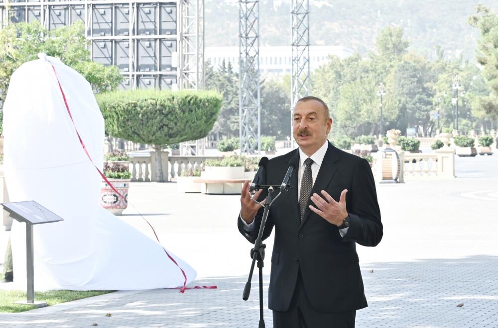 Президент Ильхам Алиев и Первая леди Мехрибан Алиева приняли участие в открытии памятника Муслиму Магомаеву в Бакинском Приморском национальном парке