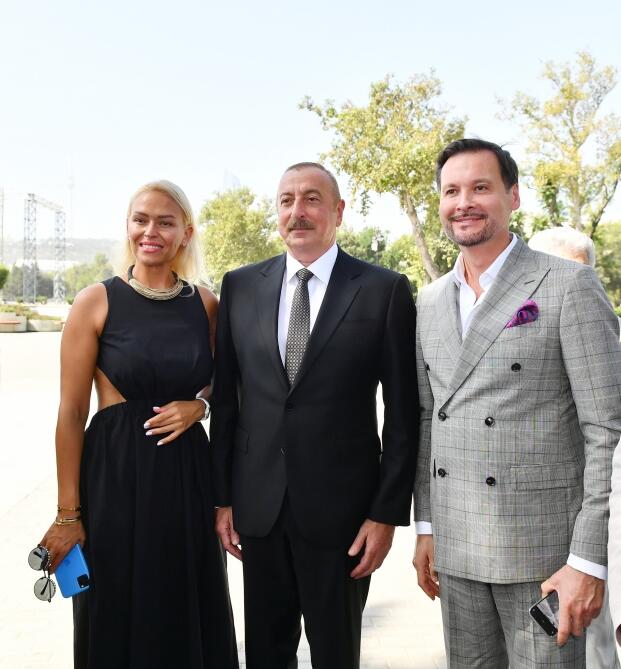 Президент Ильхам Алиев и Первая леди Мехрибан Алиева побеседовали с деятелями культуры и искусства