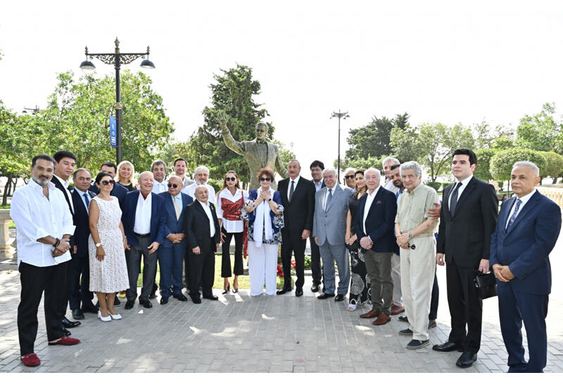 Президент Ильхам Алиев и Первая леди Мехрибан Алиева приняли участие в открытии памятника Муслиму Магомаеву в Бакинском Приморском национальном парке