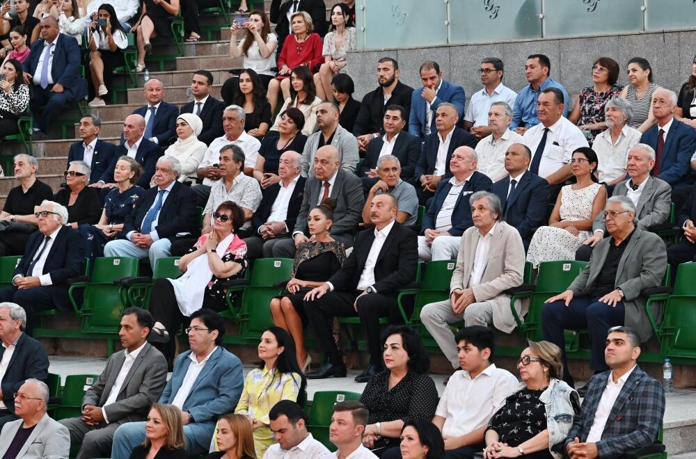 Президент Ильхам Алиев и Первая леди Мехрибан Алиева приняли участие в вечере памяти, посвященном 80-летнему юбилею Муслима Магомаева