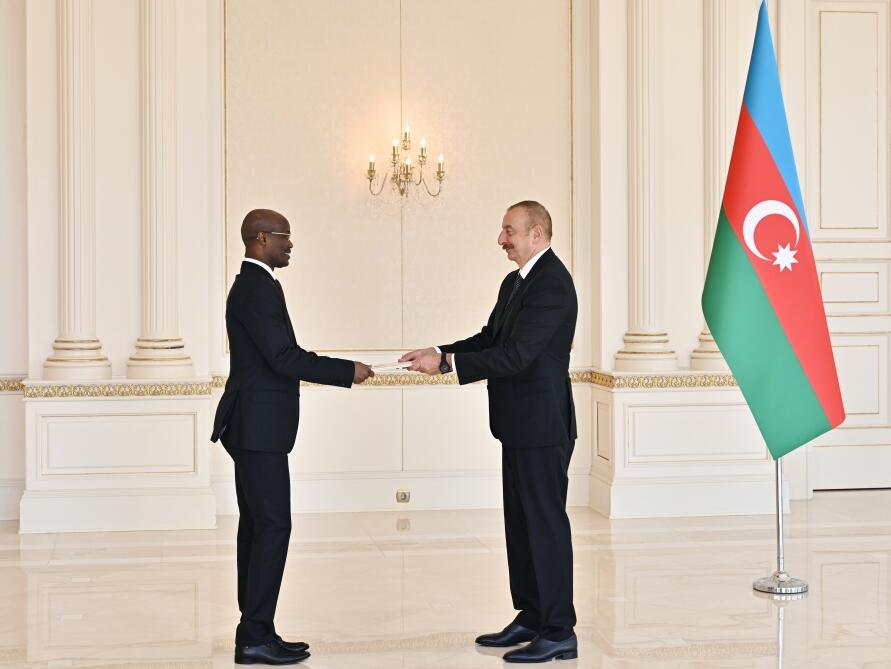 Президент Ильхам Алиев принял верительные грамоты новоназначенного посла Чада