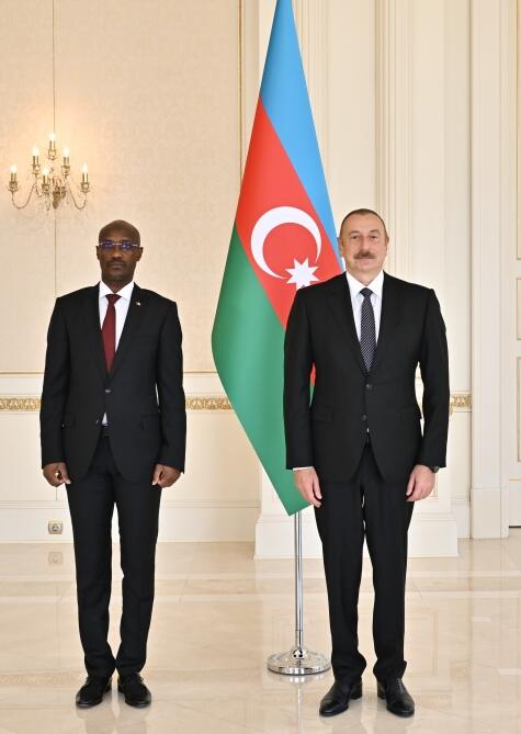 Президент Ильхам Алиев принял верительные грамоты новоназначенного посла Чада