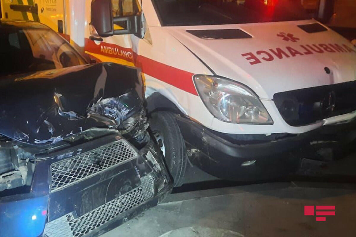 В Баку машина скорой помощи попала в аварию, пострадал врач