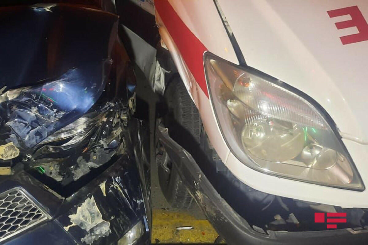 В Баку машина скорой помощи попала в аварию, пострадал врач