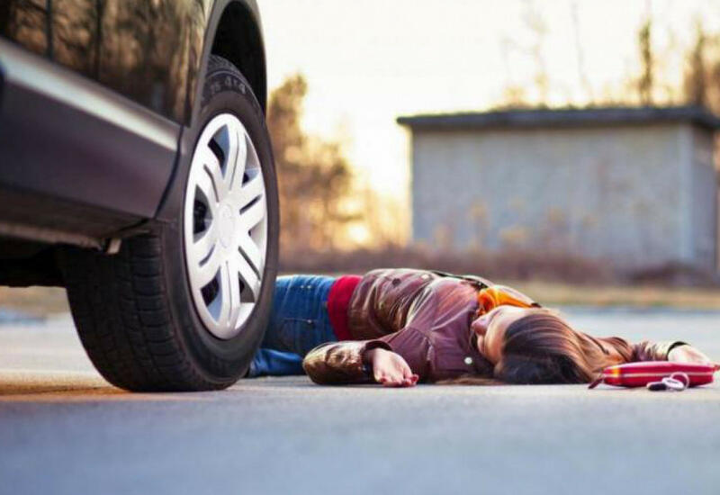 В Баку автомобиль насмерть сбил женщину