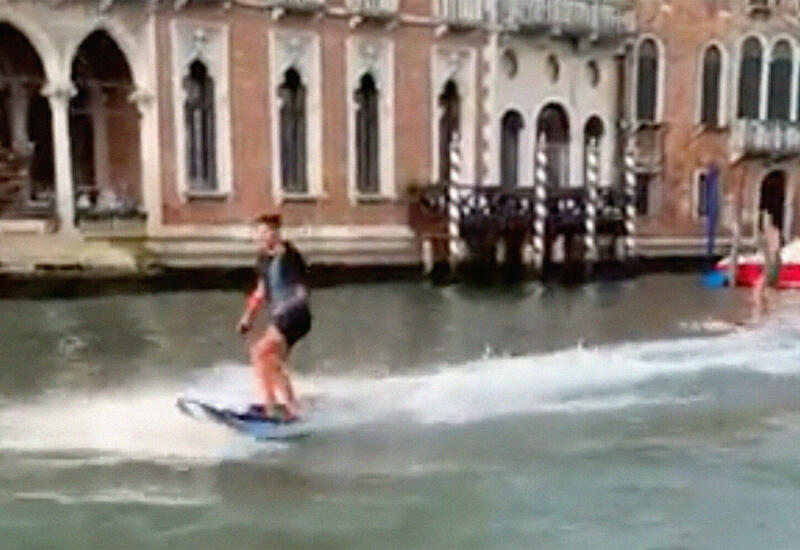 Туристов оштрафовали на $3000 за серфинг в Венеции