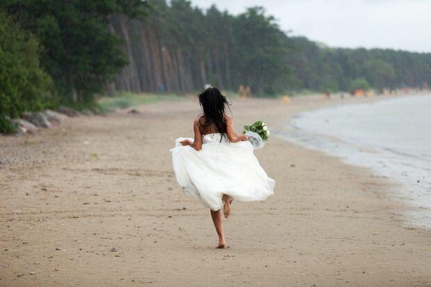 Невеста сбежала со свадьбы с подаренными деньгами и ювелирными украшениями