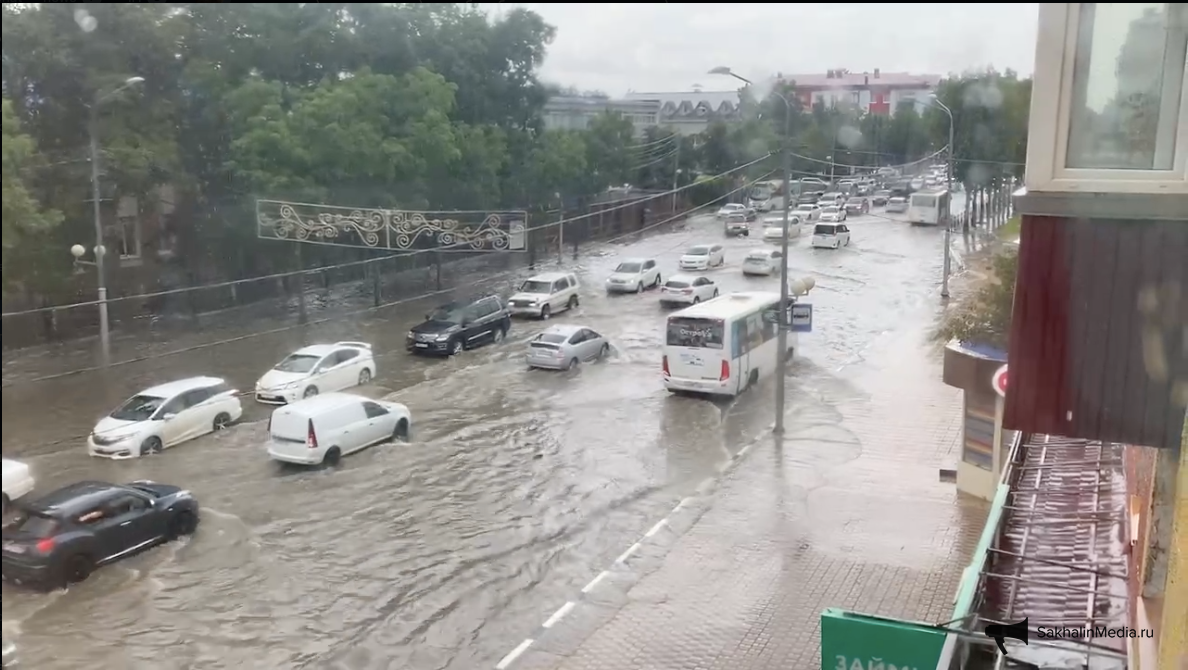 В Южно-Сахалинске затопило дороги - ВИДЕО