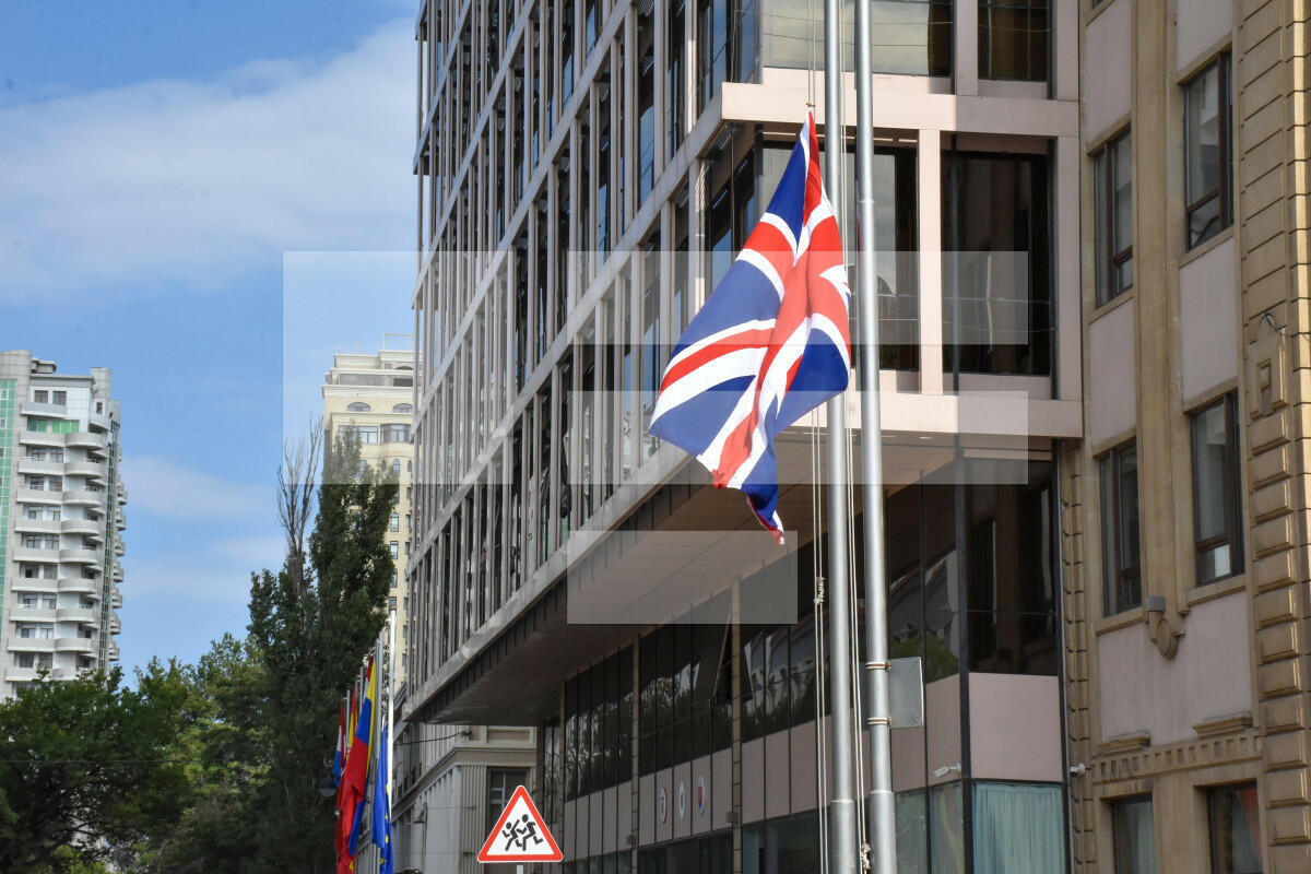 В лондоне приспустили флаги. Первое посольство Британии. Посольство Британии в Казахстане. Посольство Великобритании в Азербайджане. Калькутта посольство Англии.