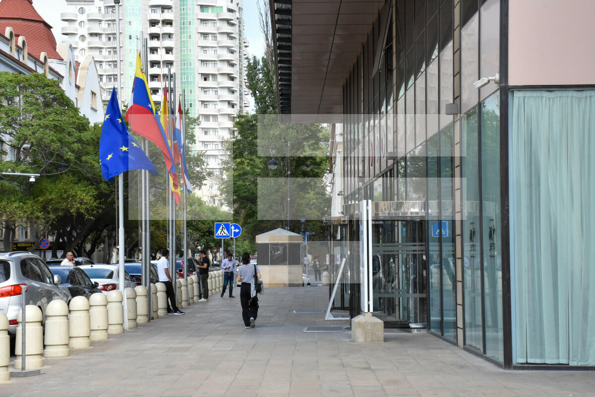 В связи с кончиной Елизаветы II в посольстве Британии в Азербайджане приспущены флаги
