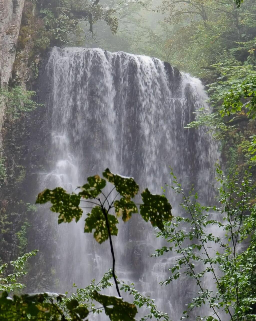 Живописный водопад в Астаре