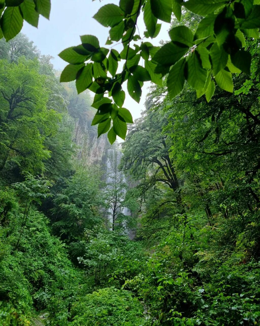 Живописный водопад в Астаре