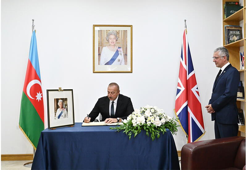 Президент Ильхам Алиев посетил посольство Великобритании, выразил соболезнования в связи с кончиной Королевы Елизаветы II