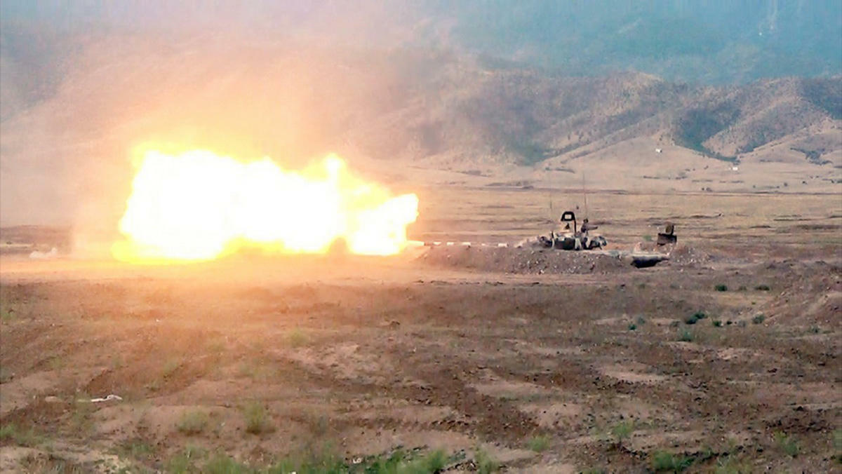 Азербайджанская армия уничтожает огневые точки ВС Армении