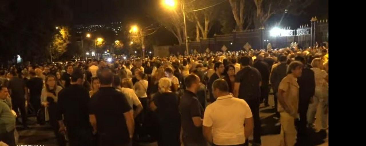 Армяне собрались