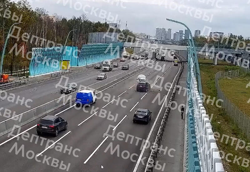 Легковушка влетела в остановившийся автомобиль в Москве