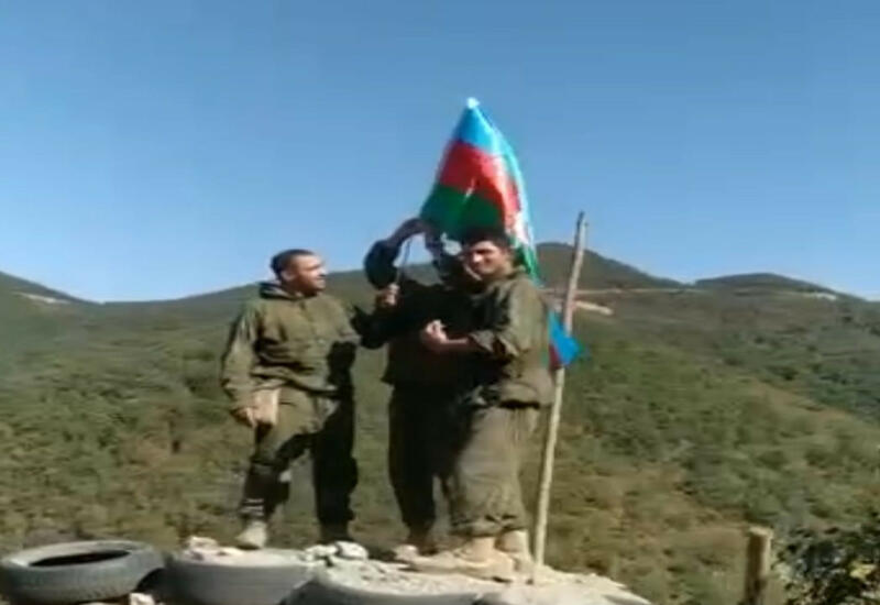Флаг Азербайджана развевается на еще одной стратегической высоте