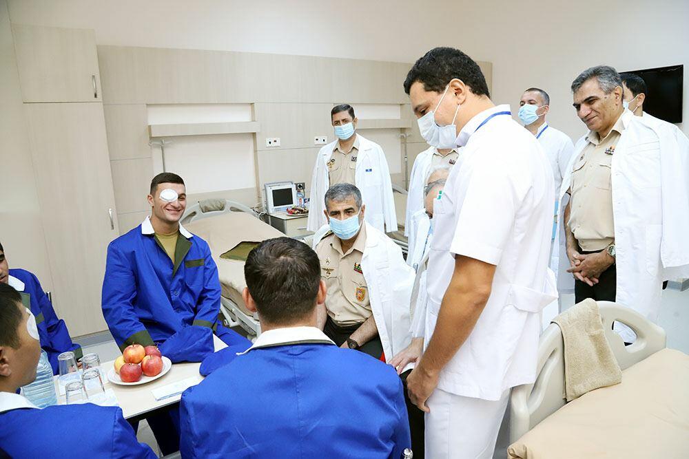 Закир Гасанов встретился с ранеными, проходящими лечение в военном госпитале