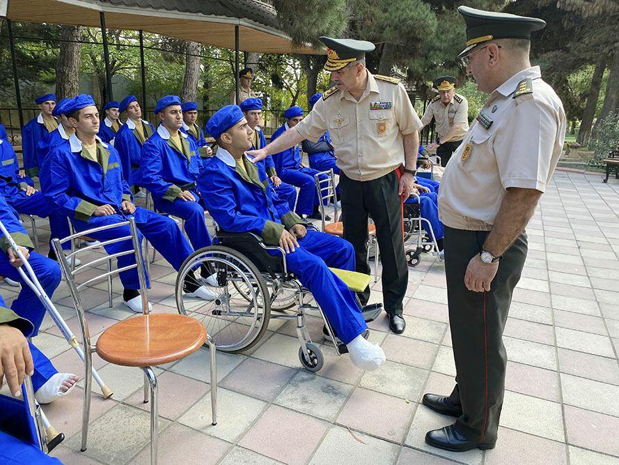 Закир Гасанов встретился с ранеными, проходящими лечение в военном госпитале
