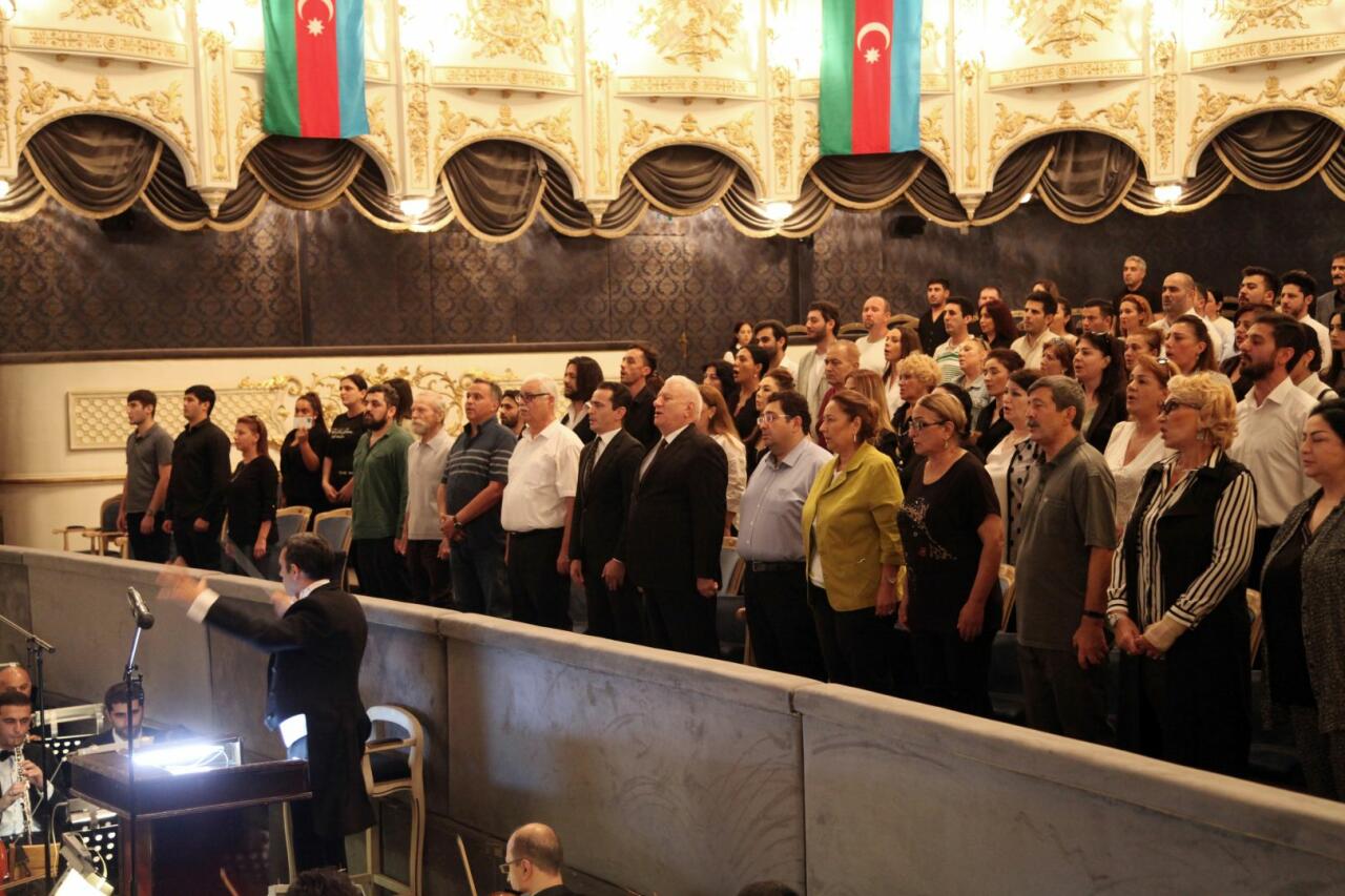 Актеры поддержали армию и почтили память шехидов, исполнив гимн Азербайджана