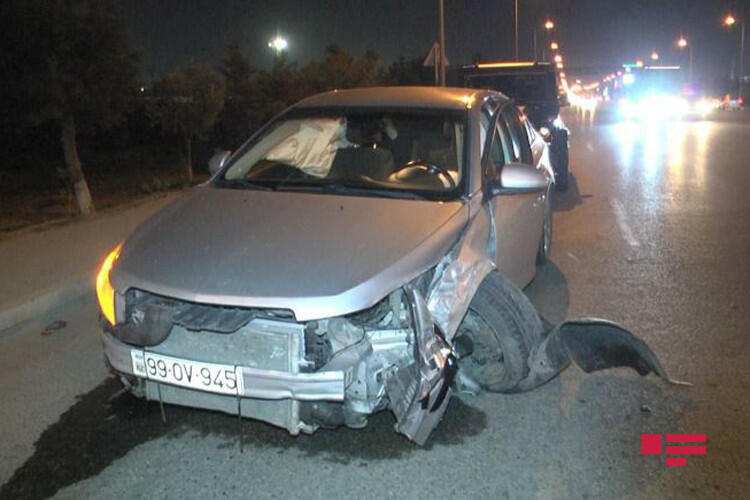 В Баку столкнулись два автомобиля, есть пострадавший