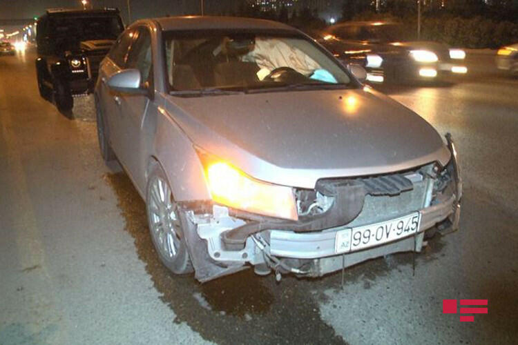 В Баку столкнулись два автомобиля, есть пострадавший