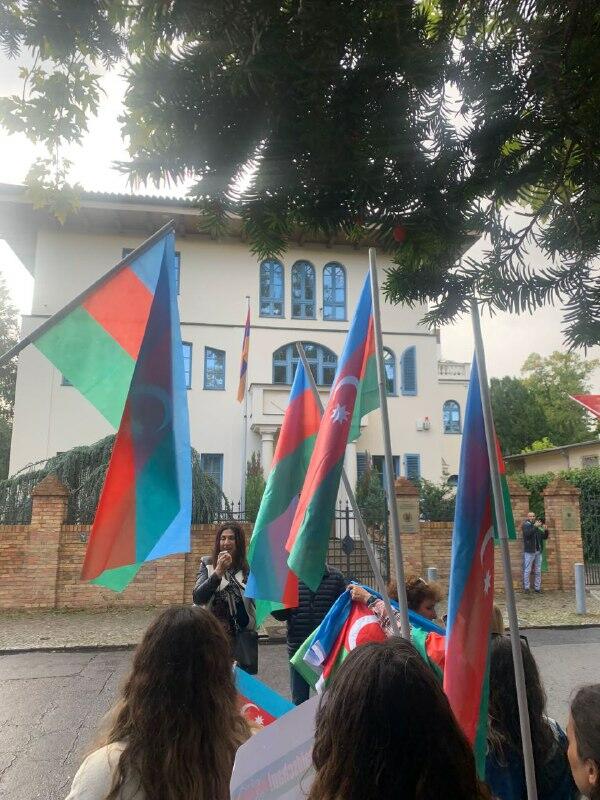 Aзербайджанская община провела пикет перед посольством Армении в Берлине