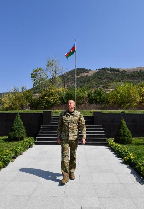 Президент Ильхам Алиев поднял флаг Азербайджана в городе Лачин