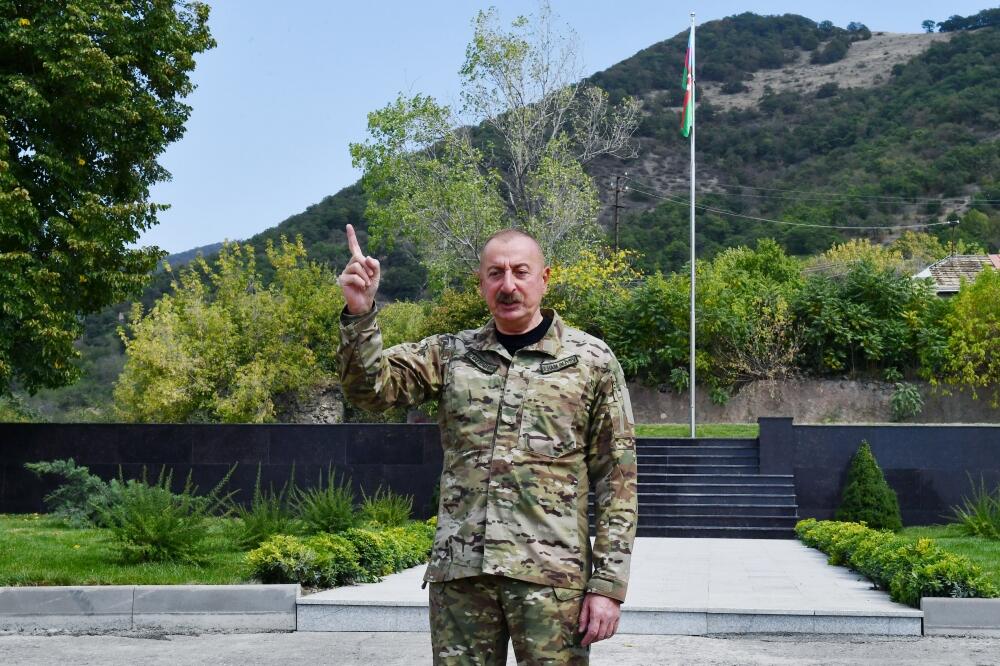 Президент Ильхам Алиев поднял флаг Азербайджана в городе Лачин