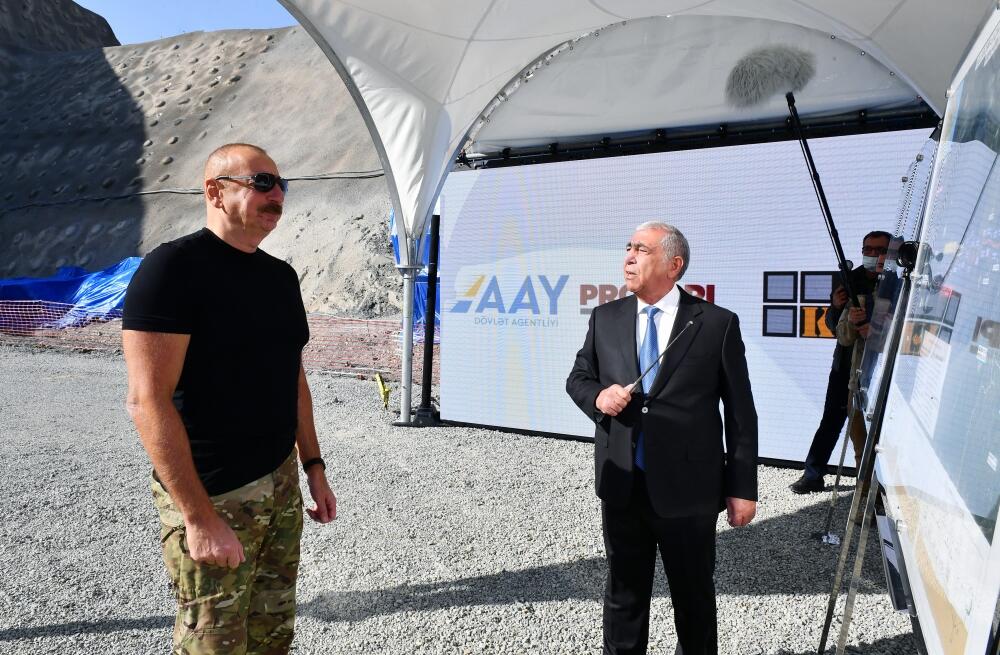 Президент Ильхам Алиев ознакомился с новым строящимся тоннелем на автомобильной дороге Кяльбаджар-Лачин