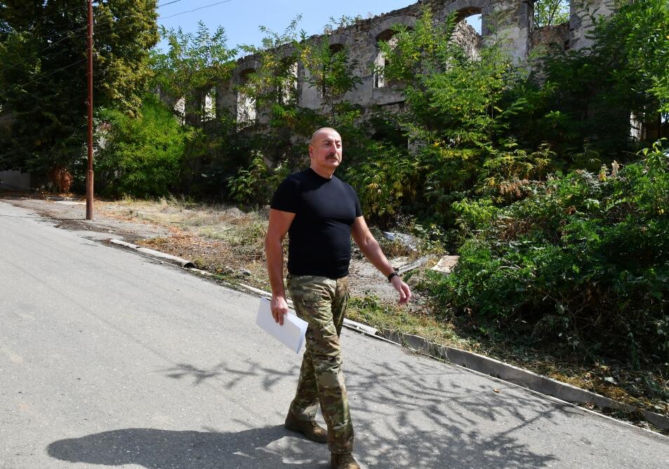 Президент Ильхам Алиев осмотрел разрушения, учиненные армянами на центральной улице города Лачин