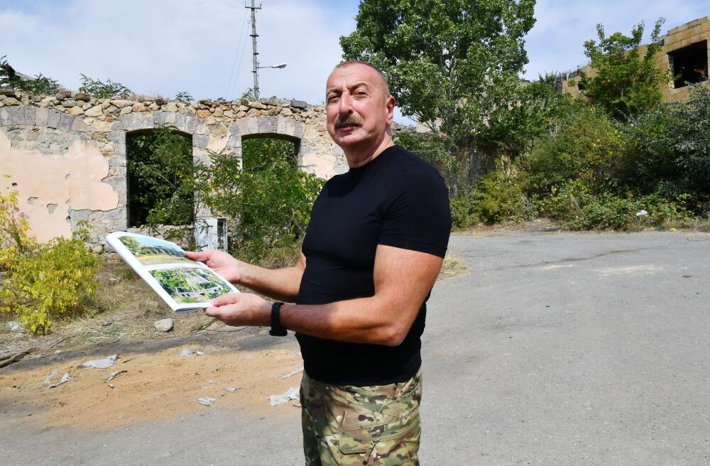 Президент Ильхам Алиев осмотрел разрушения, учиненные армянами на центральной улице города Лачин