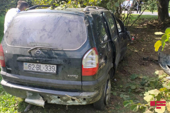 В Загатале автомобиль врезался в дерево