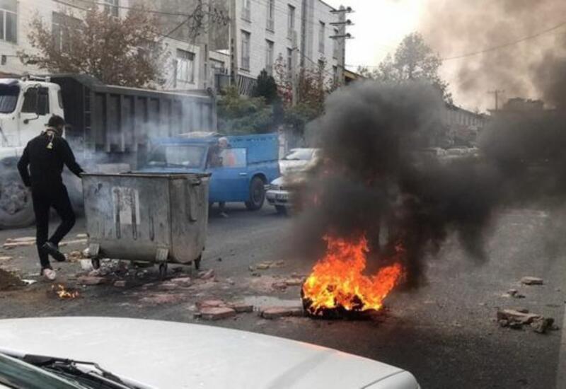 В Тегеране протестующие перекрыли проспект