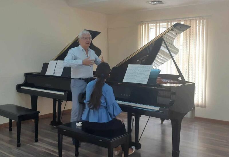 Известный пианист Оливье Гардон провел в Баку мастер-класс