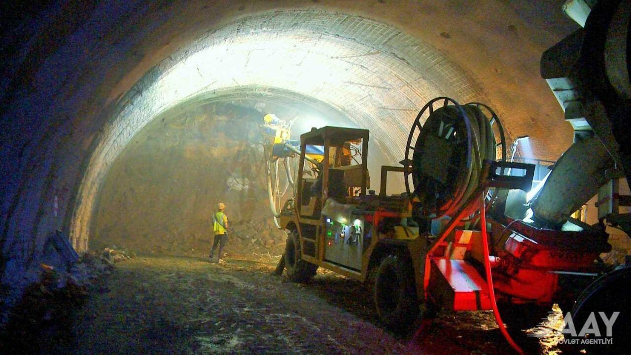 Продолжается строительство дороги Тоганалы-Кяльбаджар-Истису и тоннеля Муровдаг