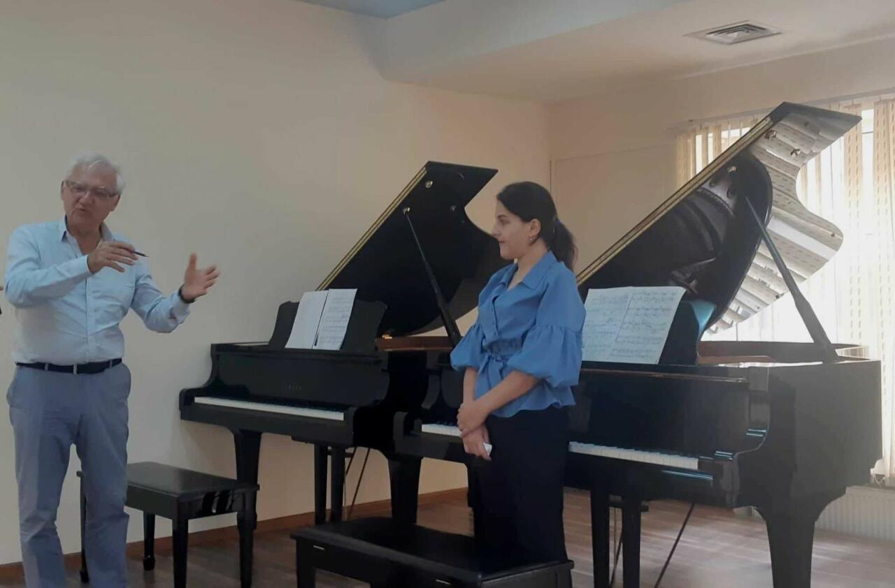 Известный пианист Оливье Гардон провел в Баку мастер-класс