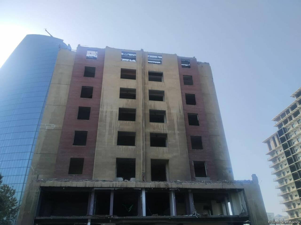 В Баку сносят многоэтажное здание