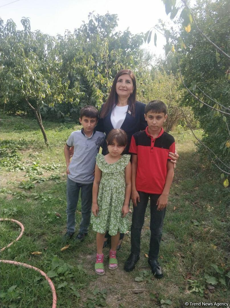 Deputat Sevil Mikayılova Xaçmazda şəhid və yaralı hərbçilərimizin ailələrini ziyarət edib