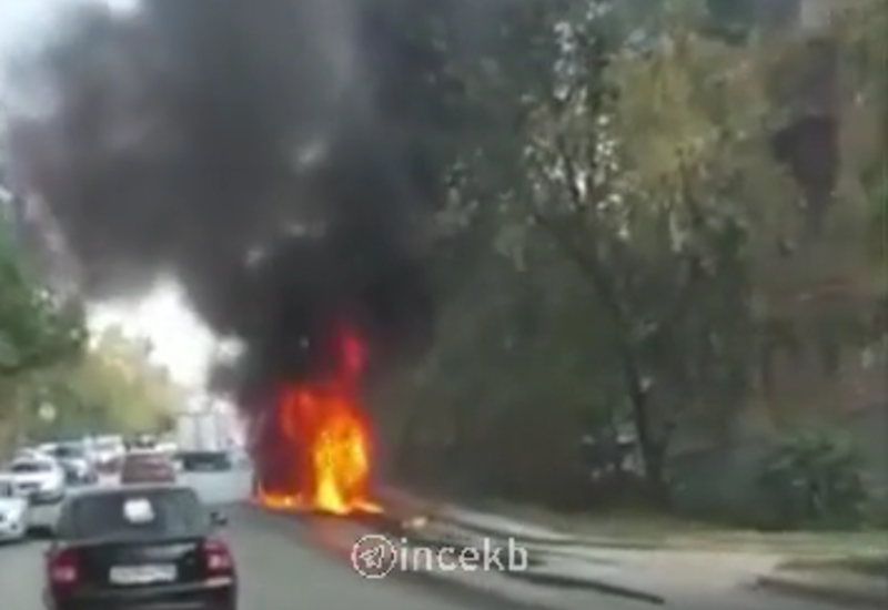 Экскаватор загорелся и взорвался в Екатеринбурге