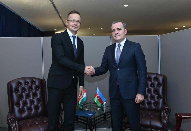 Джейхун Байрамов обсудил региональные вопросы с министром иностранных дел и торговли Венгрии