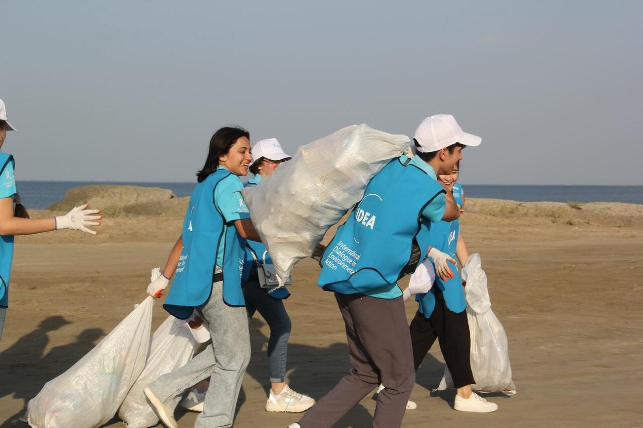 В Азербайджане прошла традиционная акция по очистке побережья