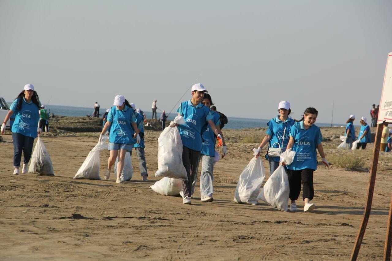 В Азербайджане прошла традиционная акция по очистке побережья